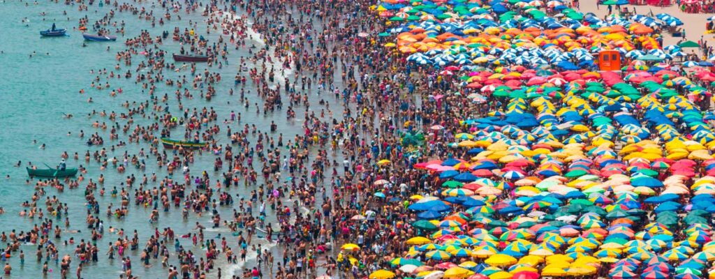 Miles de turistas en la playa